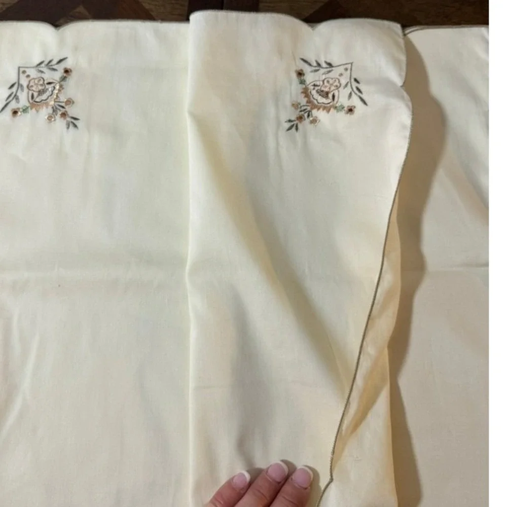 NEW Vintage Ivory Scalloped Napkins Floral Embroidery Set of 12 Square 17.5in
